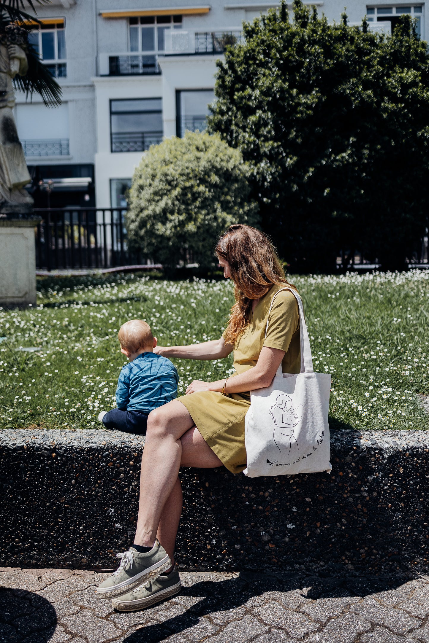Look estival avec la robe Terra, conçue pour l’allaitement en toute liberté et élégance