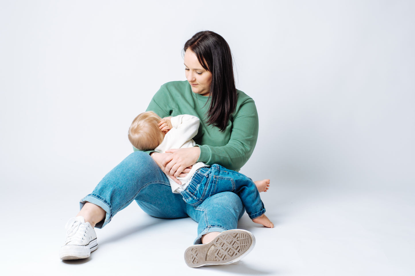 Maman portant le sweat d'allaitement Macha, illustrant son style moderne et sa praticité.