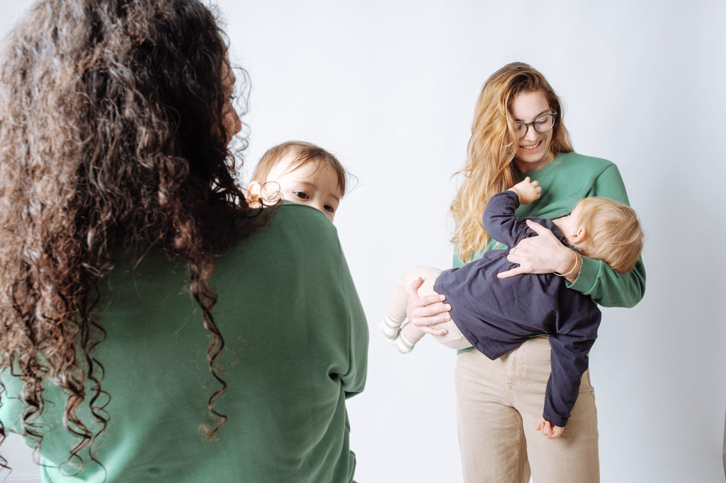 Jeunes mamans portant le sweat d'allaitement Macha tout en nourrissant son bébé, alliant style et praticité