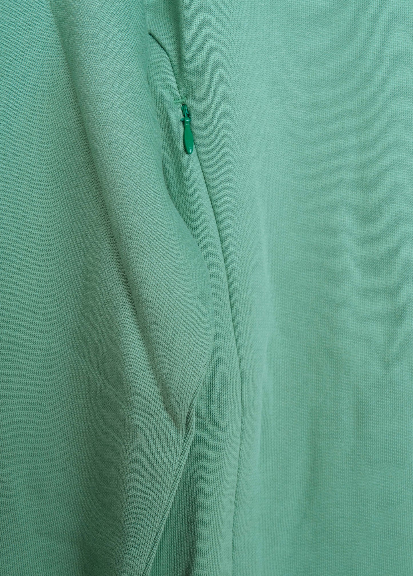 Zoom sur les ouverture zip rapide du sweat d'allaitement Macha