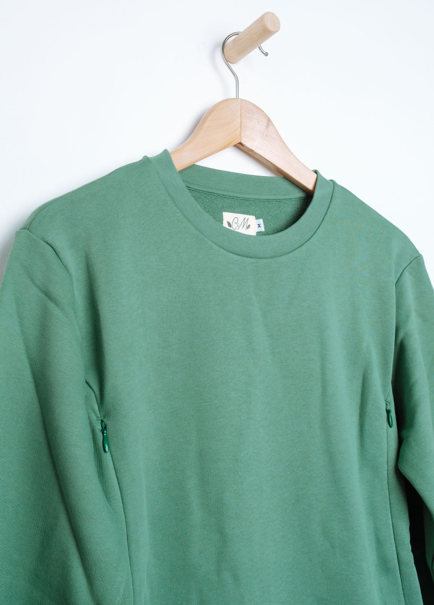 La jolie couleur verte du sweat d'allaitement Macha