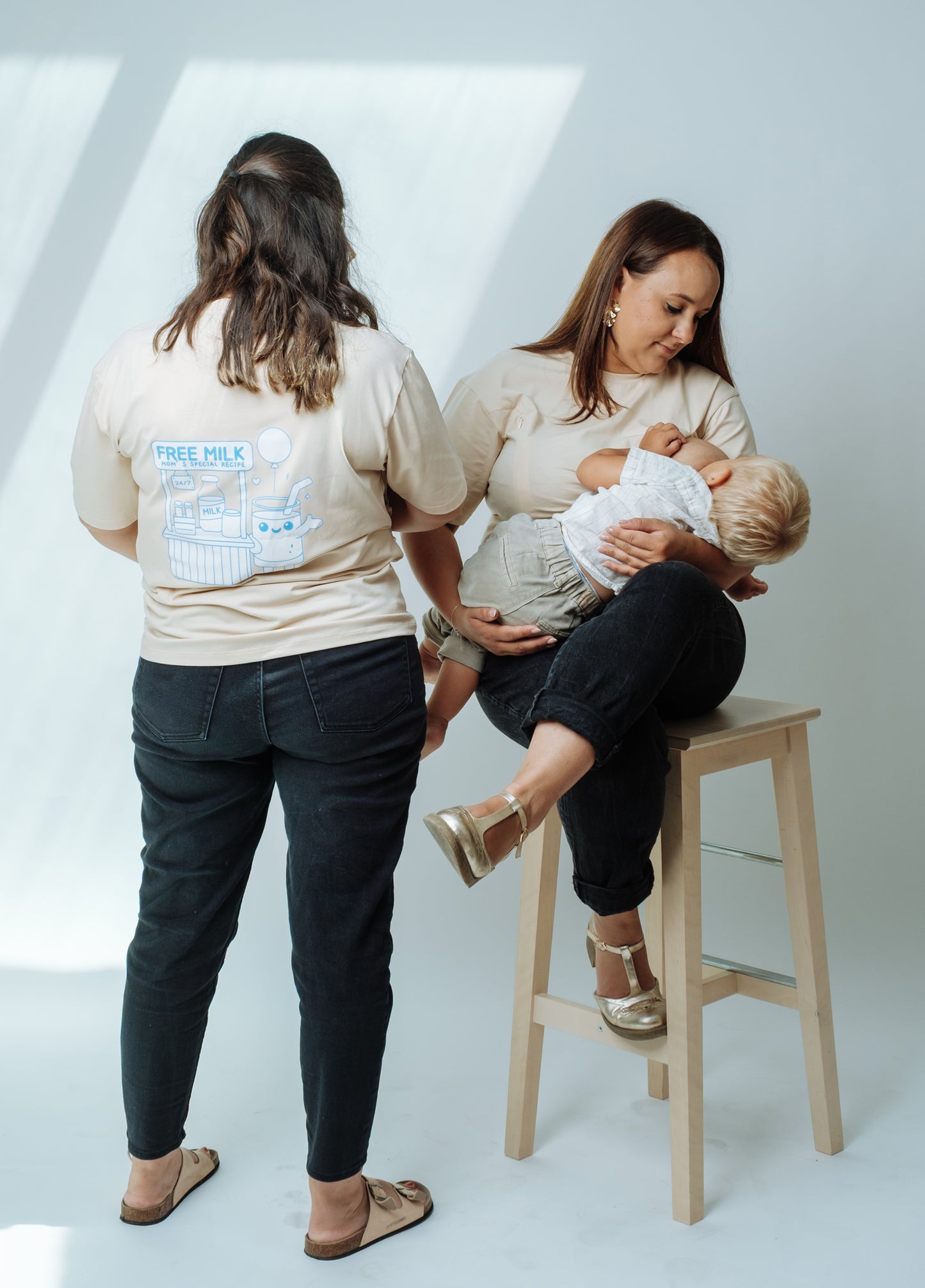 Deux mamans qui allaitent leurs enfants avec le nouveau tee-shirt d'allaitement Camélia&Mimosa