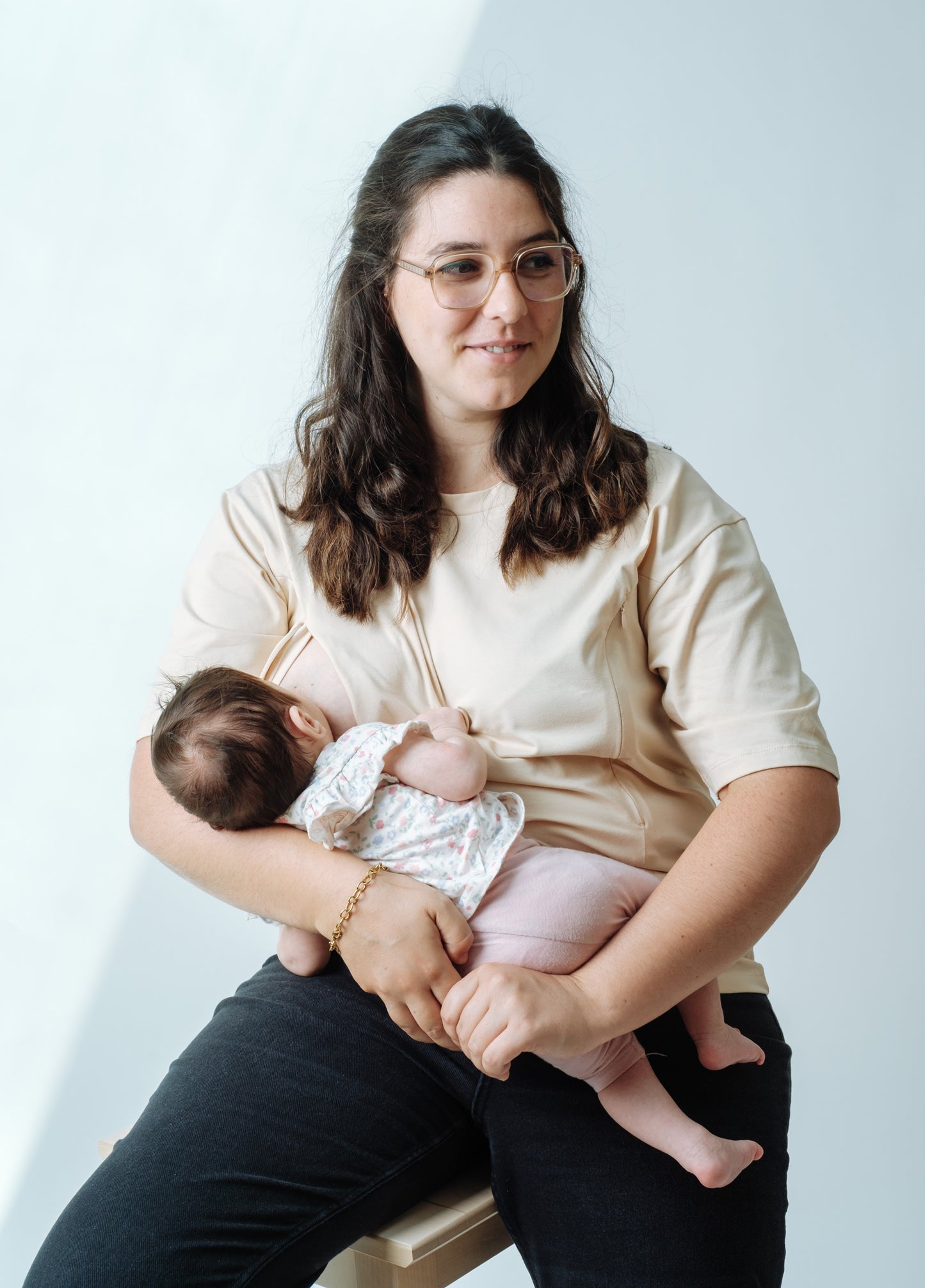 Maman portant le tee-shirt d’allaitement Lemonade, vêtement pratique et élégant pour allaiter en toute liberté