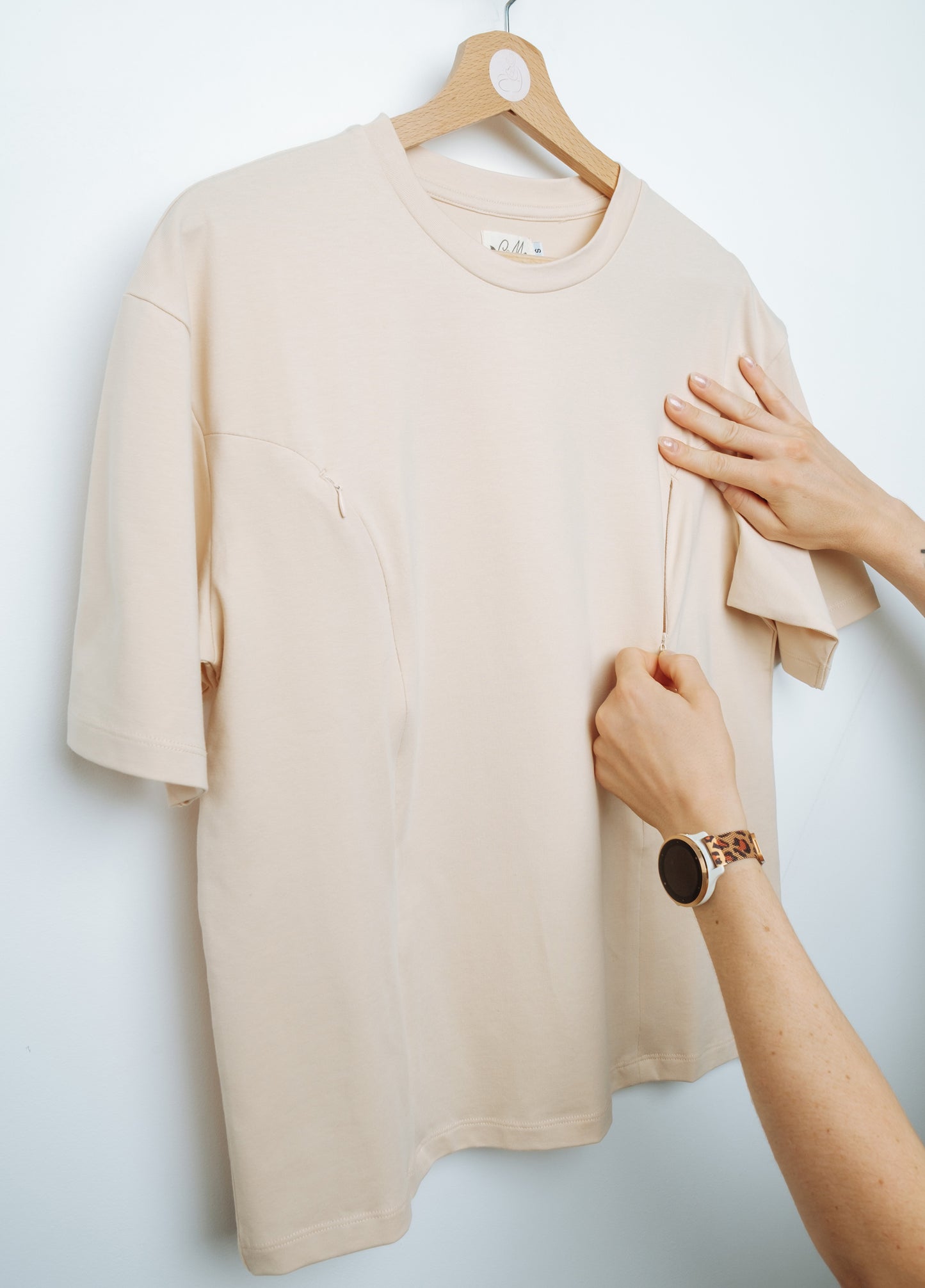 Détail de l’ouverture discrète du tee-shirt d’allaitement Lemonade, conçu pour un accès facile et rapide à l’allaitement