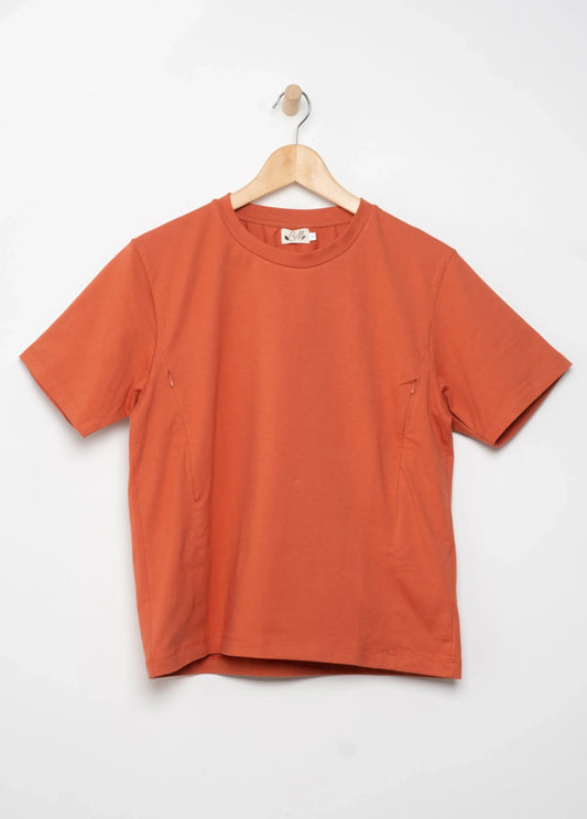 T-shirt d’allaitement Camélia&Mimosa orange papaye à manches courtes avec fermetures zippées discrètes.