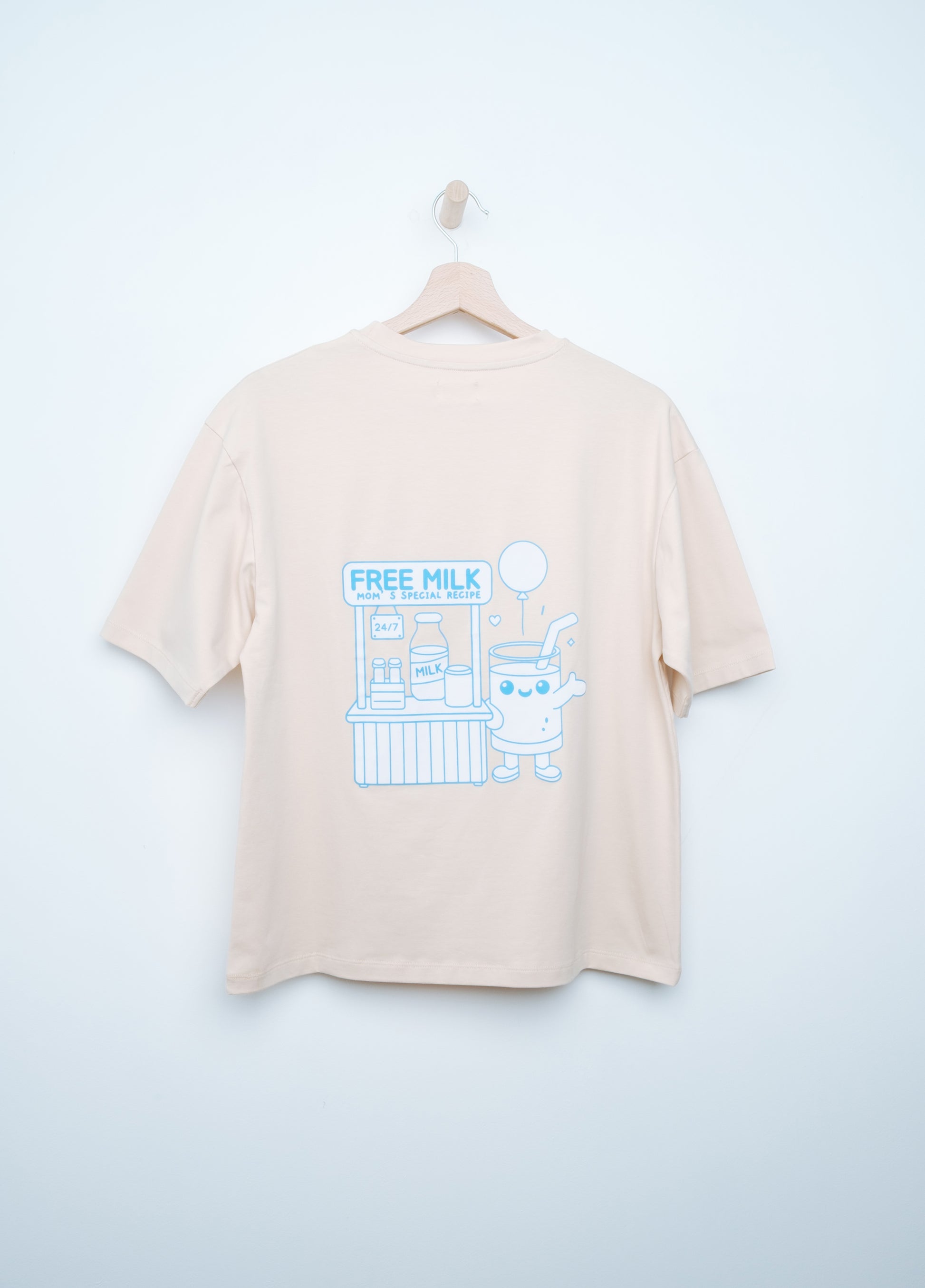 Tee-shirt d’allaitement Lemonade Camélia Mimosa, avec une jolie sérigraphie dans le dos. 