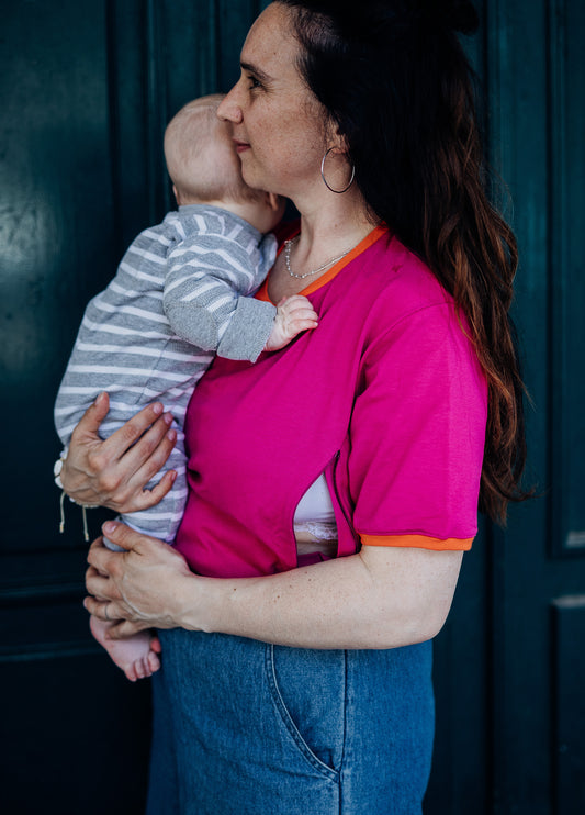 Maman qui allaite son enfant avec le tee-shirt d'allaitement Sunset de Camelia&Mimosa